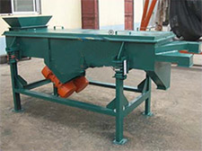 碳鋼加裝料斗的雙層直線振動篩。